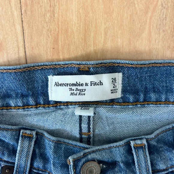 Abercrombie & Fitch Baggy Mid Rise Jeans short length - Picture 2 of 3